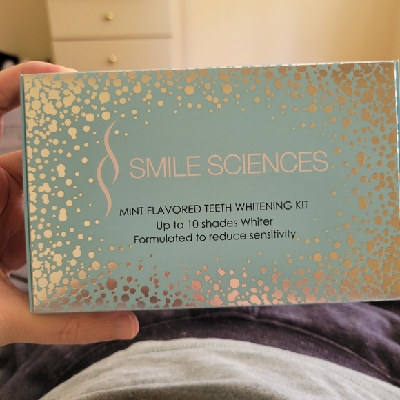 Smile Sciences Mint Flavored Teeth Whitening Kit - Picture 1 of 5